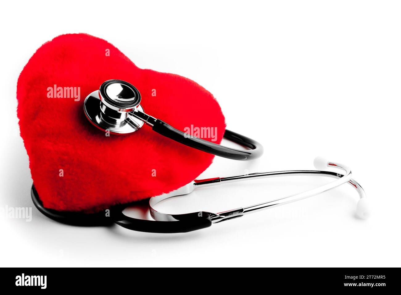 primo piano di uno stetoscopio e del cuore su sfondo bianco Foto Stock
