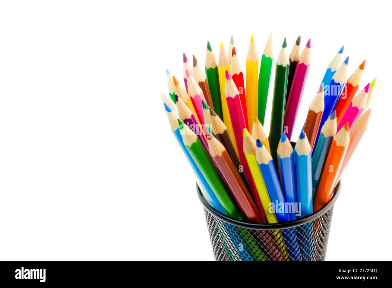 pila di matite colorate all'interno del contenitore su sfondo bianco con spazio per il testo Foto Stock