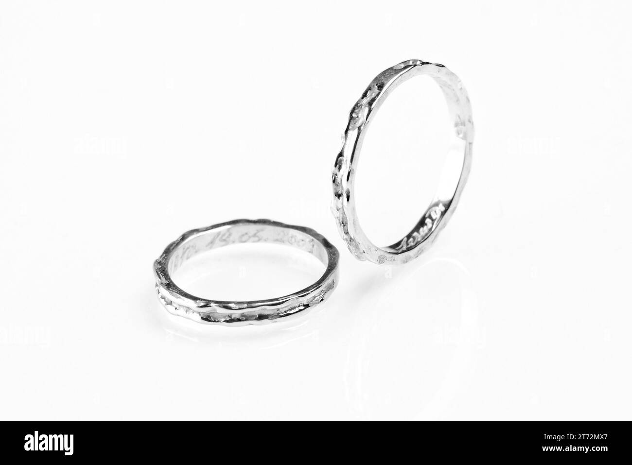 due anelli in oro bianco su sfondo bianco Foto Stock