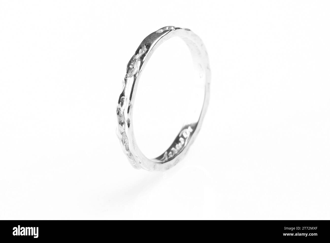 un anello in oro bianco su sfondo bianco Foto Stock