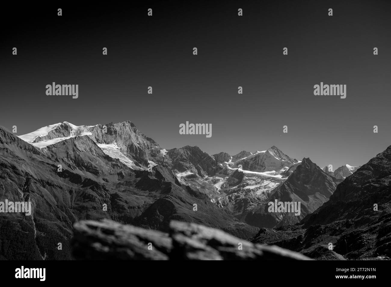 Neve bianca e nera sulla vetta della Svizzera Foto Stock