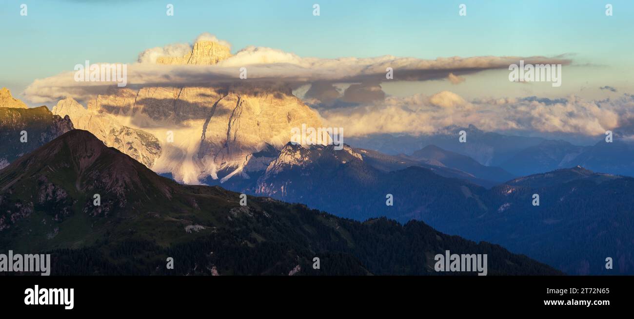 Vista serale del monte Pelmo, alto Adige, Alpi Dolomiti, Italia Foto Stock