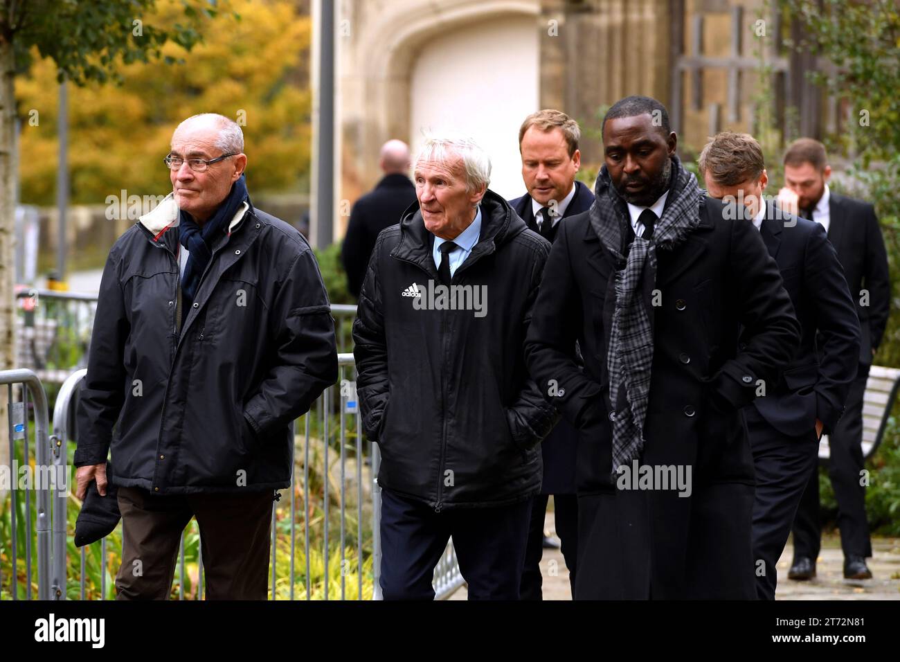 Gli ex giocatori del Manchester United Paddy Crerand (al centro) e Andy Cole (a destra) arrivano prima del funerale di Sir Bobby Charlton alla Cattedrale di Manchester, Manchester. Il Manchester United e il grande Sir Bobby Charlton morirono all'età di 86 anni in ottobre. Charlton ha segnato 249 gol per il Manchester United e li ha aiutati a vincere tre titoli di campionato, una fa Cup e la European Cup nel 1968. A livello internazionale, ha fatto parte della squadra inglese che ha vinto la Coppa del mondo nel 1966. Data immagine: Lunedì 13 novembre 2023. Foto Stock