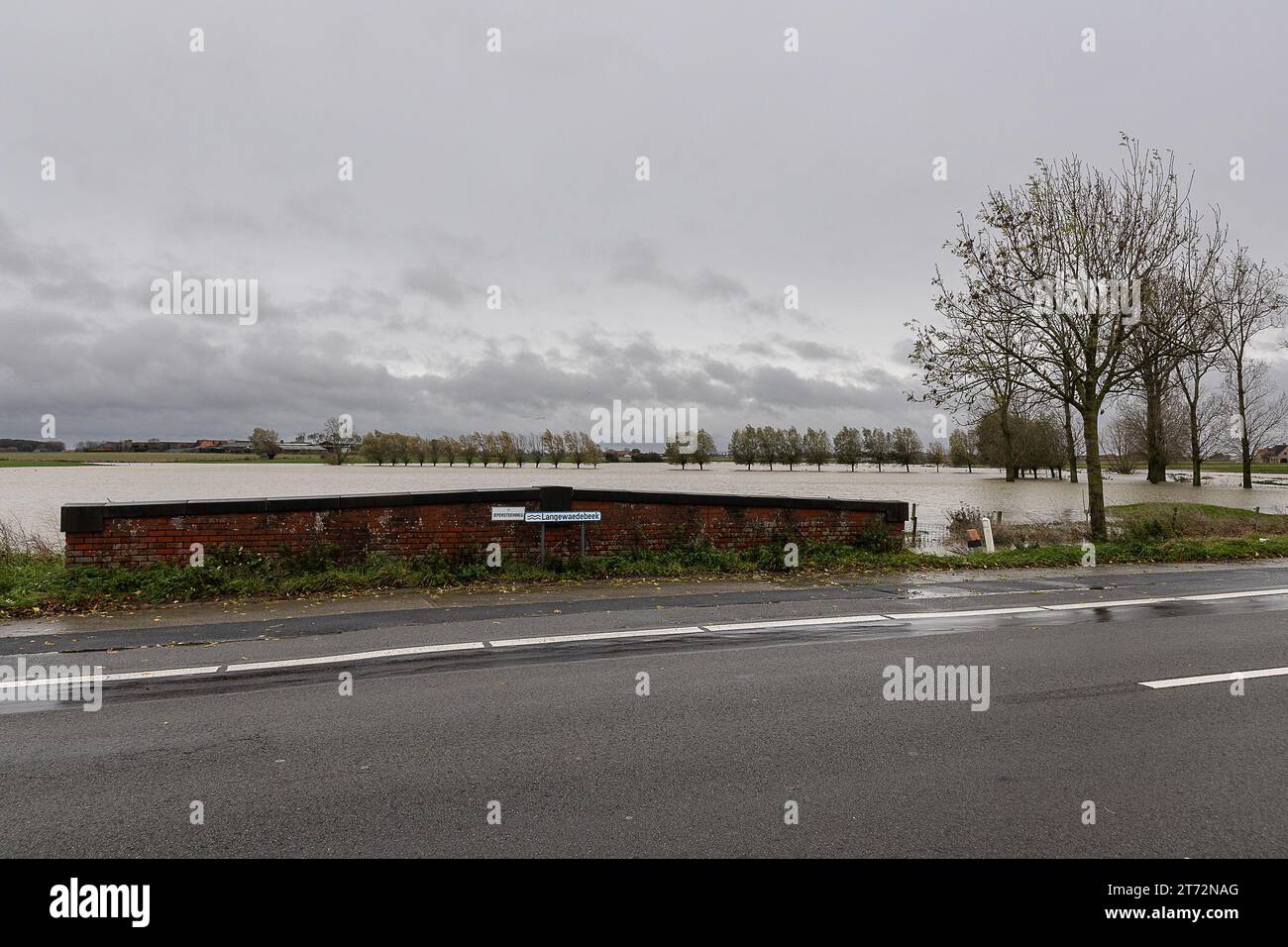 Houthulst, Belgio. 13 novembre 2023. L'immagine mostra il sito delle inondazioni a Houthulst, dopo giorni di forti piogge nella provincia delle Fiandre occidentali, lunedì 13 novembre 2023. BELGA PHOTO JAMES ARTHUR GEKIERE Credit: Belga News Agency/Alamy Live News Foto Stock