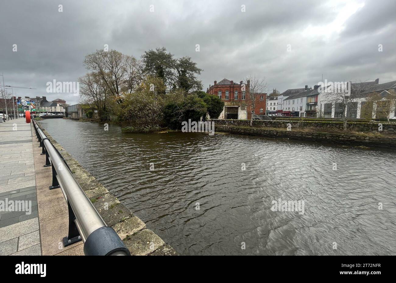 Il canale di Newry, una delle zone più colpite dalle inondazioni nelle ultime settimane, mostra livelli d'acqua costantemente elevati quando Storm Debi si sposta nell'Irlanda del Nord. Forti venti e alberi caduti sono stati segnalati in tutto il paese mentre le autorità locali cominciano a valutare i danni mentre la tempesta Debi spazza attraverso l'isola d'Irlanda. Data foto: Domenica 13 novembre 2022. Foto Stock