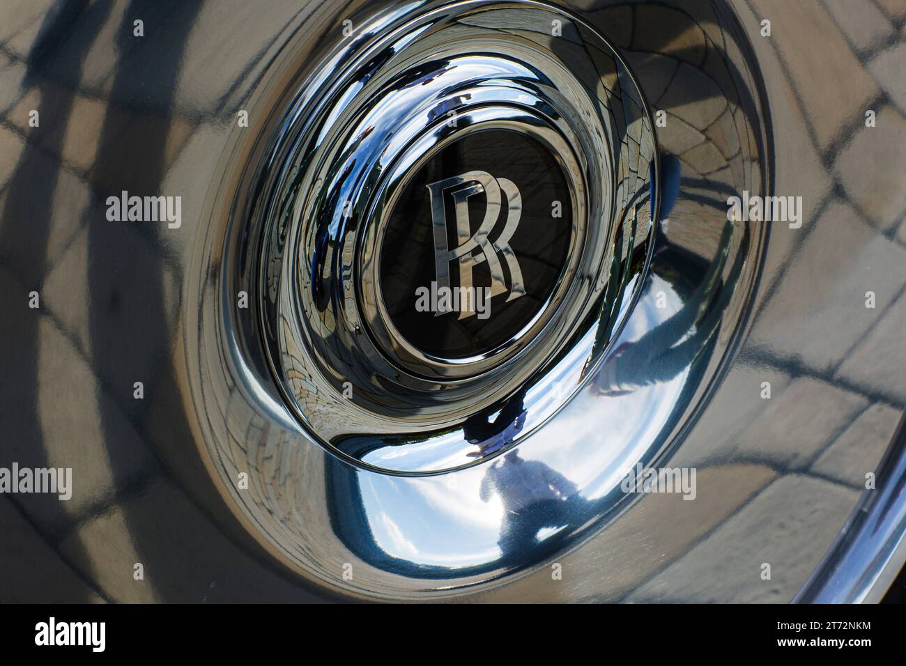 Vista ravvicinata estrema su ruote e coprimozzo di marca con logo Rolls Royce Double R al centro Foto Stock