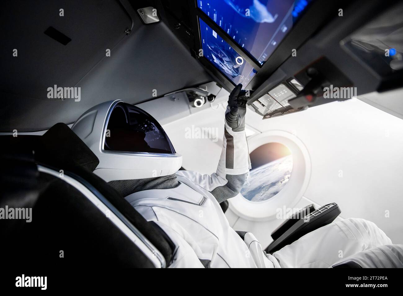 Astronauta su un'astronave che vola nello spazio. Elementi di questa immagine forniti dalla NASA. Foto Stock