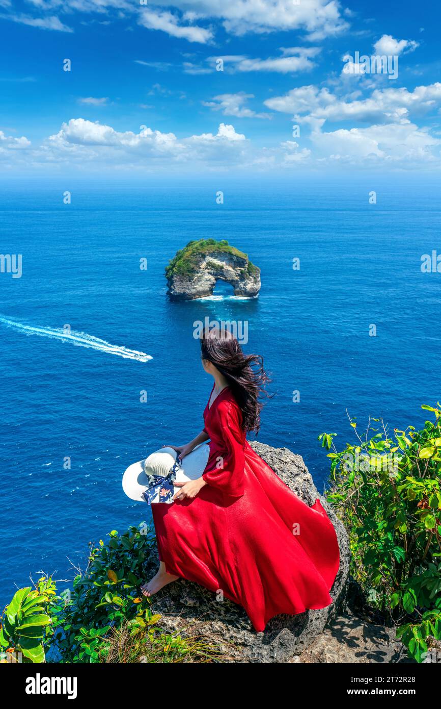 Turista che si gode la scogliera di Banah sull'isola di nusa penida, bali, Indonesia. Foto Stock
