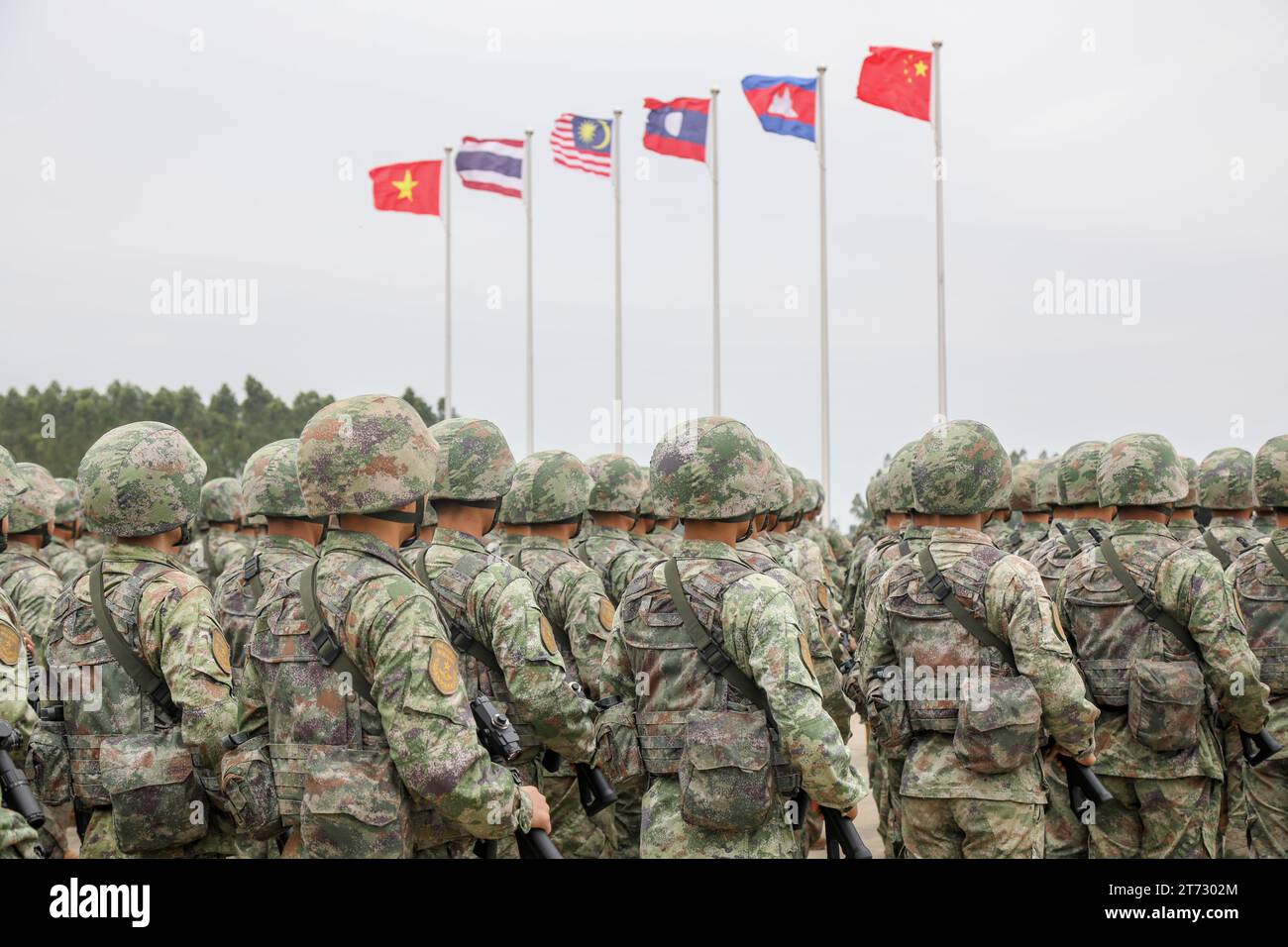 Guangzhou, provincia cinese del Guangdong. 13 novembre 2023. La cerimonia di apertura dell'esercitazione militare congiunta "Pace e amicizia-2023" si svolge a Zhanjiang, nella provincia del Guangdong della Cina meridionale, 13 novembre 2023. PER ANDARE CON "la Cina, i paesi del sud-est asiatico danno il via a un'esercitazione militare congiunta" credito: LIN Qinghua/Xinhua/Alamy Live News Foto Stock