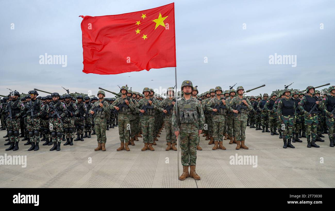 Guangzhou, provincia cinese del Guangdong. 13 novembre 2023. La cerimonia di apertura dell'esercitazione militare congiunta "Pace e amicizia-2023" si svolge a Zhanjiang, nella provincia del Guangdong della Cina meridionale, 13 novembre 2023. PER ANDARE CON "la Cina, i paesi del sud-est asiatico danno il via a un'esercitazione militare congiunta" credito: Yin Huan/Xinhua/Alamy Live News Foto Stock