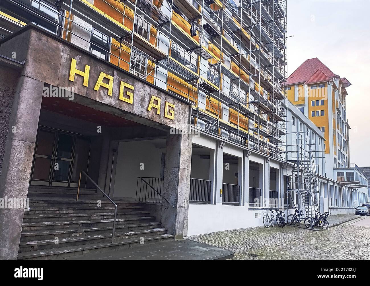 Die ehemalige Fabrik der Bremer Kaffee-Handels-Aktiengesellschaft Kaffee HAG am Fabrikenufer a Brema-Walle. Die firma wurde 1906 vom Bremer Kaufmann Ludwig Roselius zusammen mit anderen Großhändlern gegründet. Der koffeinfreie Schonkaffee kam 1907 auf den Markt. Der Sohn des Gründers verkaufte das Unternehmen 1979 an General Foods später Kraft Foods, dann Mondelez genannt. Seit 2015 gehört die HAG-Produktion zu Jacobs Douwe Egberts JDE, einer gemeinsamen Gründung von Mondelez mit D.E. Master Blenders 1753. Der einstige Kaffee HAG firmiert inzwischen als CafÃ HAG. *** L'ex fabbrica di BR Foto Stock