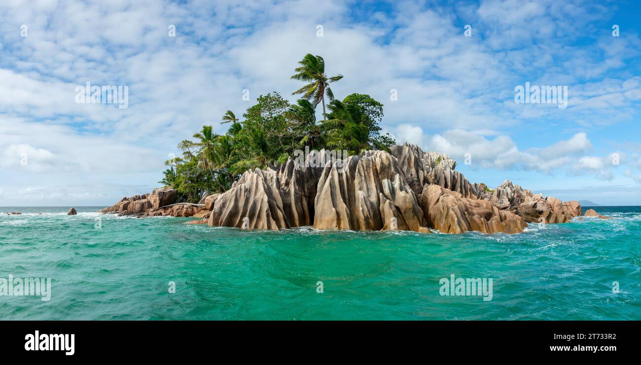Isola di St Pierre, pittoresca isoletta rocciosa nell'isola di Praslin, Seychelles Foto Stock