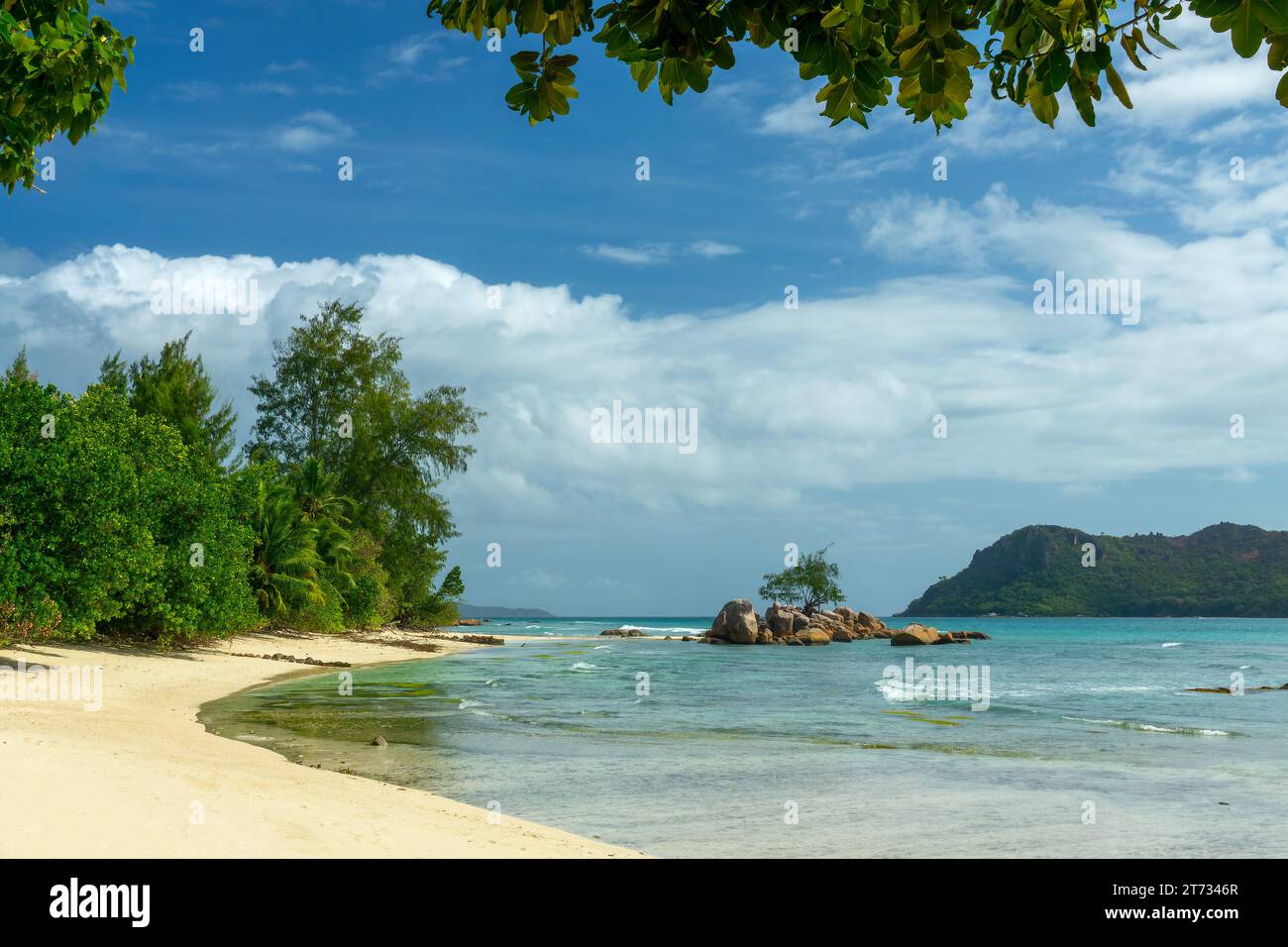 Paesaggio panoramico delle Seychelles sull'isola di Praslin. Isola di Smoon vicino alla spiaggia di Anse Takamaka Foto Stock