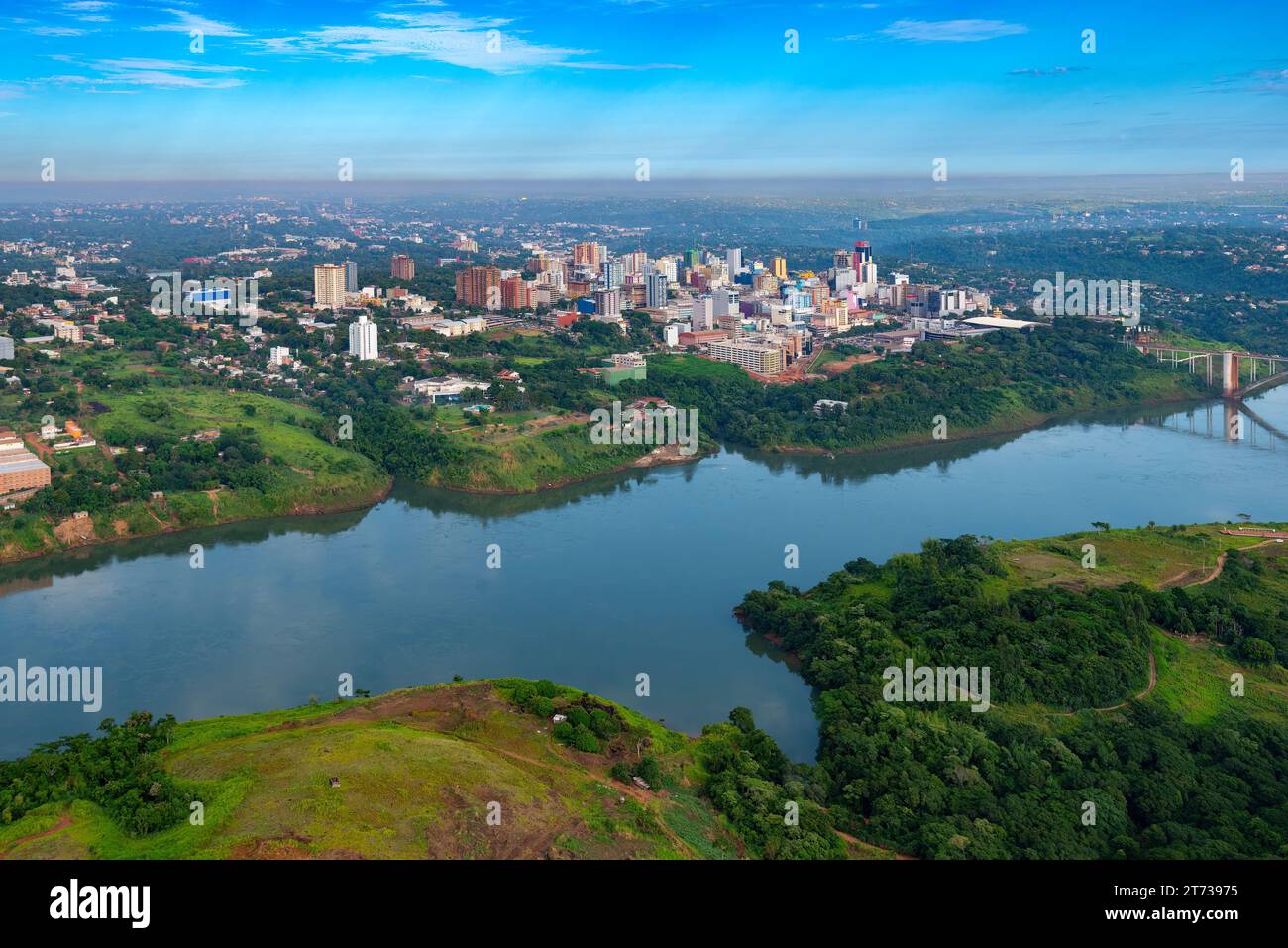 Vista aerea della città paraguaiana di Ciudad del Este e del Ponte dell'amicizia, che collega Paraguay e Brasile attraverso il confine sul fiume Parana, Foto Stock