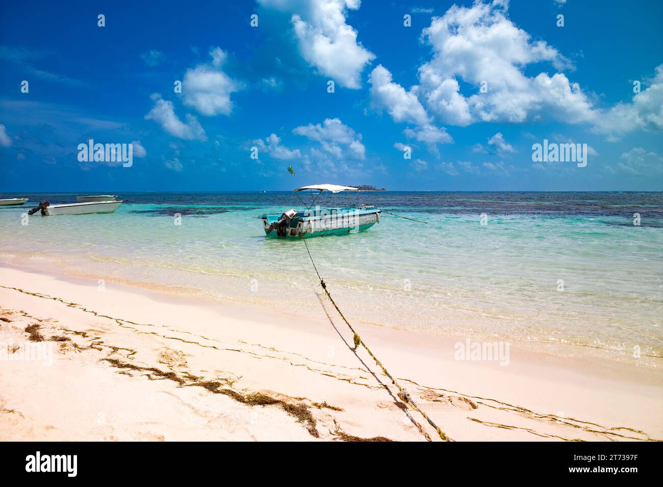 Acque cristalline e sabbia bianca sulla spiaggia principale dell'isola di San Andres, Colombia Foto Stock