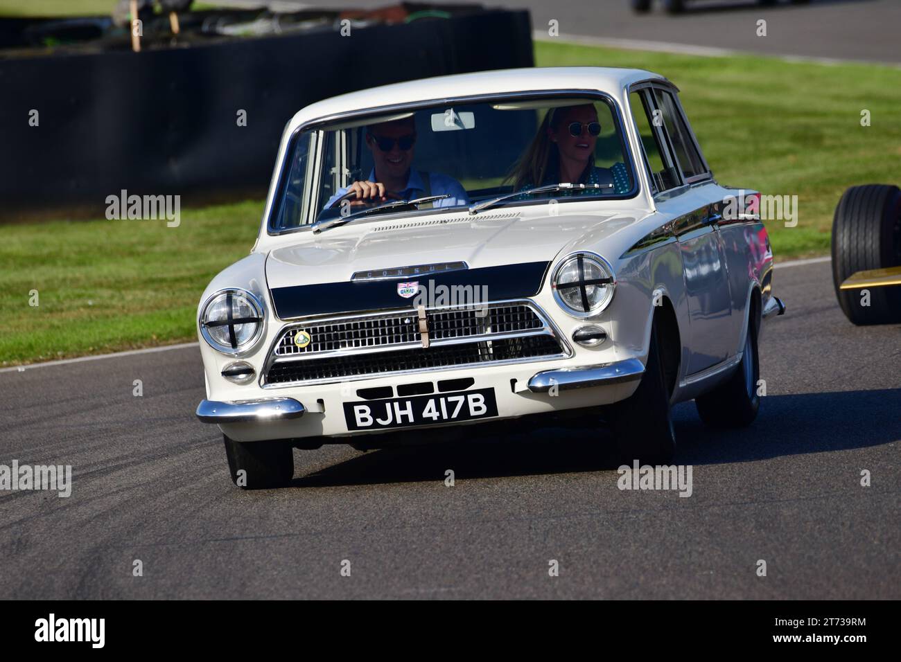 Freddie Comer, Lotus Ford Cortina Mk1, 75 anni di Lotus, una sfilata di auto dalla prima versione Austin 7 alle iconiche auto JPS di Formula 1 con sp Foto Stock