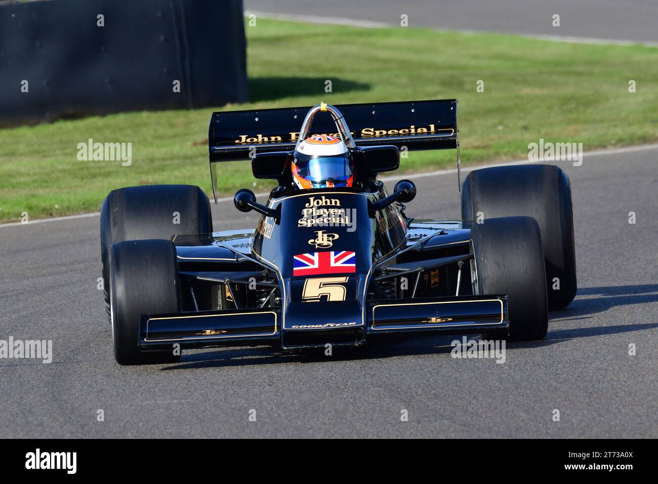 Johnny Herbert, Lotus-Cosworth 77, la vettura che ha vinto il GP di Giappone del 1976 guidata da Mario Andretti, 75 anni di Lotus, una sfilata di auto dalla prima Foto Stock