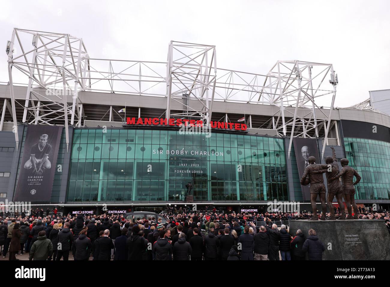 La processione funebre per Sir Bobby Charlton, morto a 86 anni in ottobre, arriva a Old Trafford, Manchester, prima di un servizio funebre alla Cattedrale di Manchester. Charlton, che ha segnato 249 gol per il Manchester United, e li ha aiutati a vincere tre titoli di campionato, una fa Cup e la European Cup nel 1968. A livello internazionale, ha fatto parte della squadra inglese che ha vinto la Coppa del mondo nel 1966. Data immagine: Lunedì 13 novembre 2023. Foto Stock