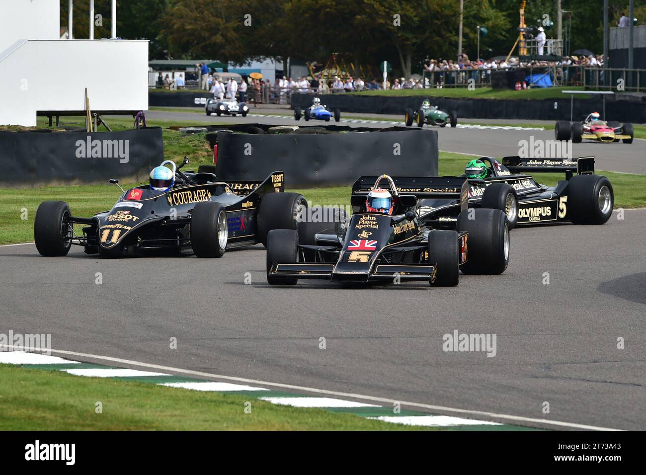 Johnny Herbert, Lotus-Cosworth 77, la vettura che ha vinto il GP di Giappone del 1976 guidata da Mario Andretti, Lotus-Cosworth 88B, 75 anni di Lotus, una parata di Foto Stock