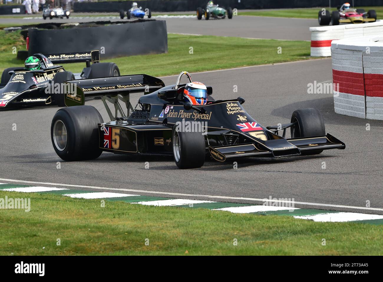 Johnny Herbert, Lotus-Cosworth 77, la vettura che ha vinto il GP di Giappone del 1976 guidata da Mario Andretti, 75 anni di Lotus, una sfilata di auto dalla prima Foto Stock