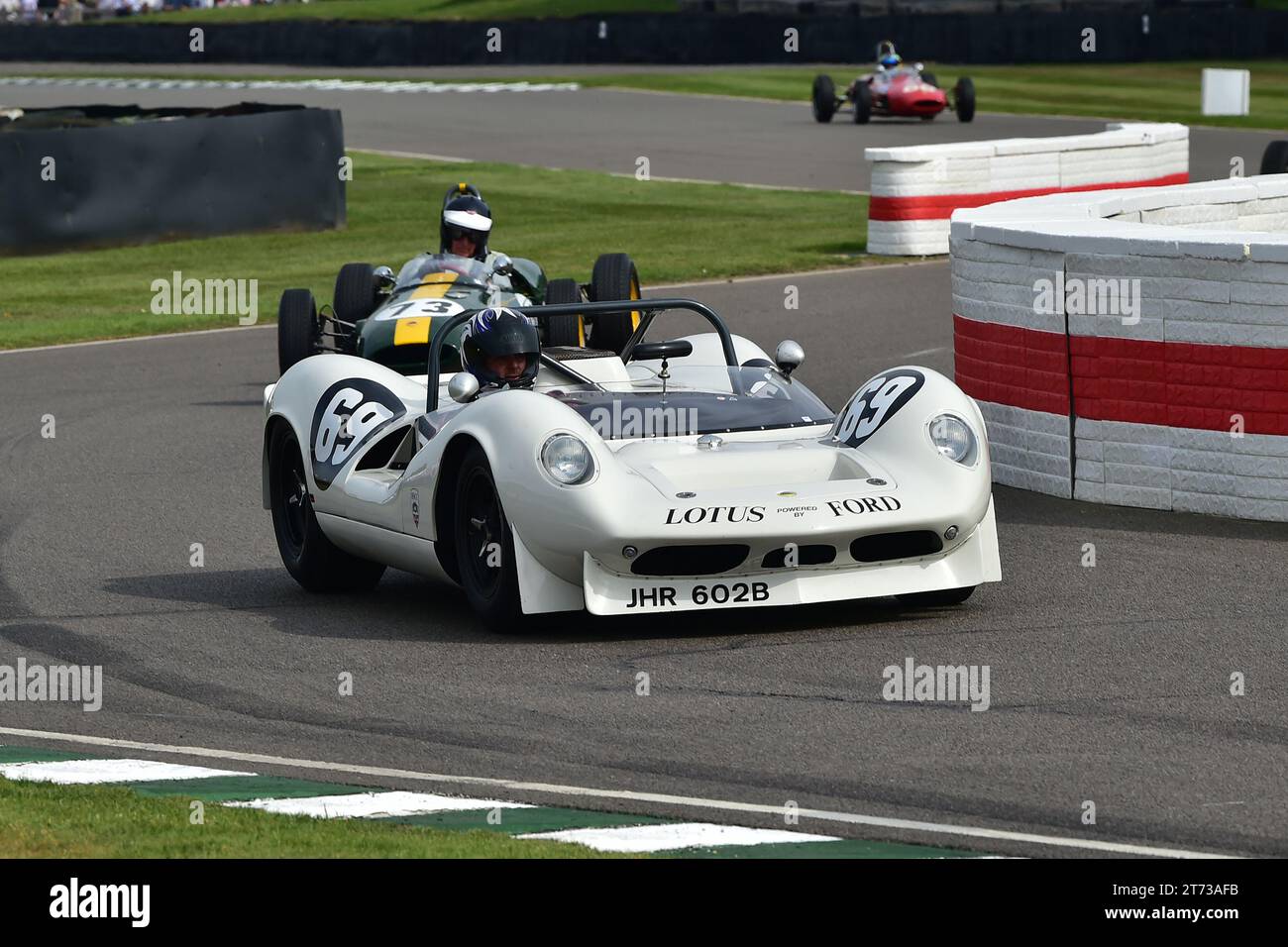 Lotus-Ford 30, 75 anni di Lotus, una sfilata di auto dalla prima versione Austin 7 alle iconiche auto JPS di Formula 1 con auto sportive e trend sett Foto Stock