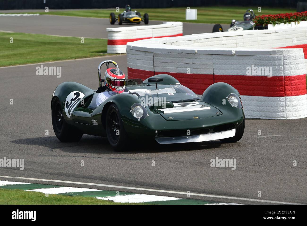 Lotus-Ford 30, 75 anni di Lotus, una sfilata di auto dalla prima versione Austin 7 alle iconiche auto JPS di Formula 1 con auto sportive e trend sett Foto Stock