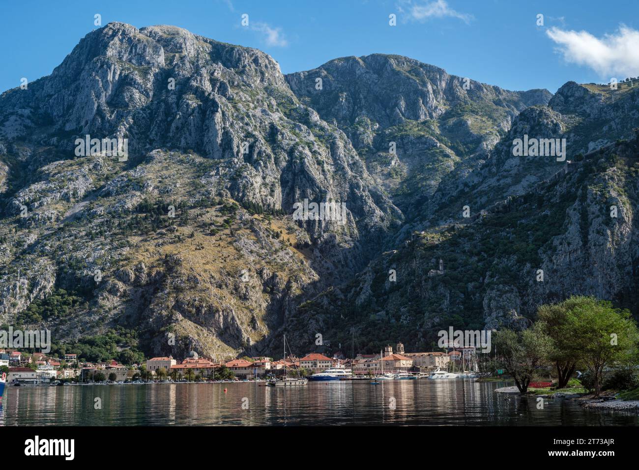 Ammira la baia di Cattaro verso la città vecchia di Cattaro e il Canyon di Skurda, Montenegro Foto Stock