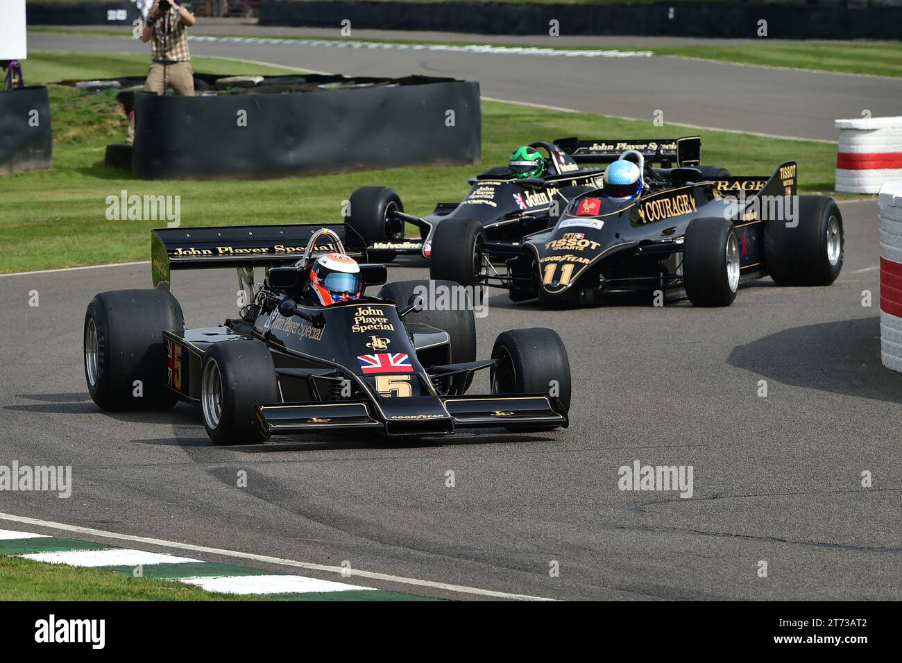 Johnny Herbert, Lotus-Cosworth 77, la vettura che ha vinto il GP di Giappone del 1976 guidata da Mario Andretti, 75 anni di Lotus, una sfilata di auto dalla prima Foto Stock