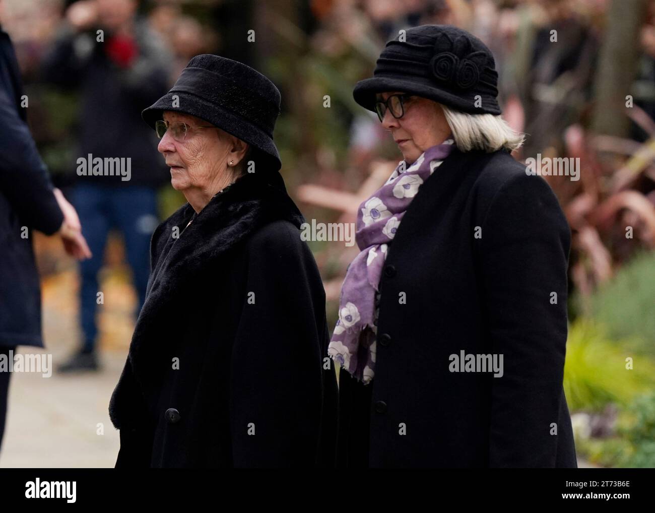 Manchester, Regno Unito. 13 novembre 2023. Norma Ball Charlton (l) la moglie di Sir Bobby Charlton al suo funerale alla Cattedrale di Manchester, Manchester: Picture Credit should read: Andrew Yates/Sportimage Credit: Sportimage Ltd/Alamy Live News Foto Stock