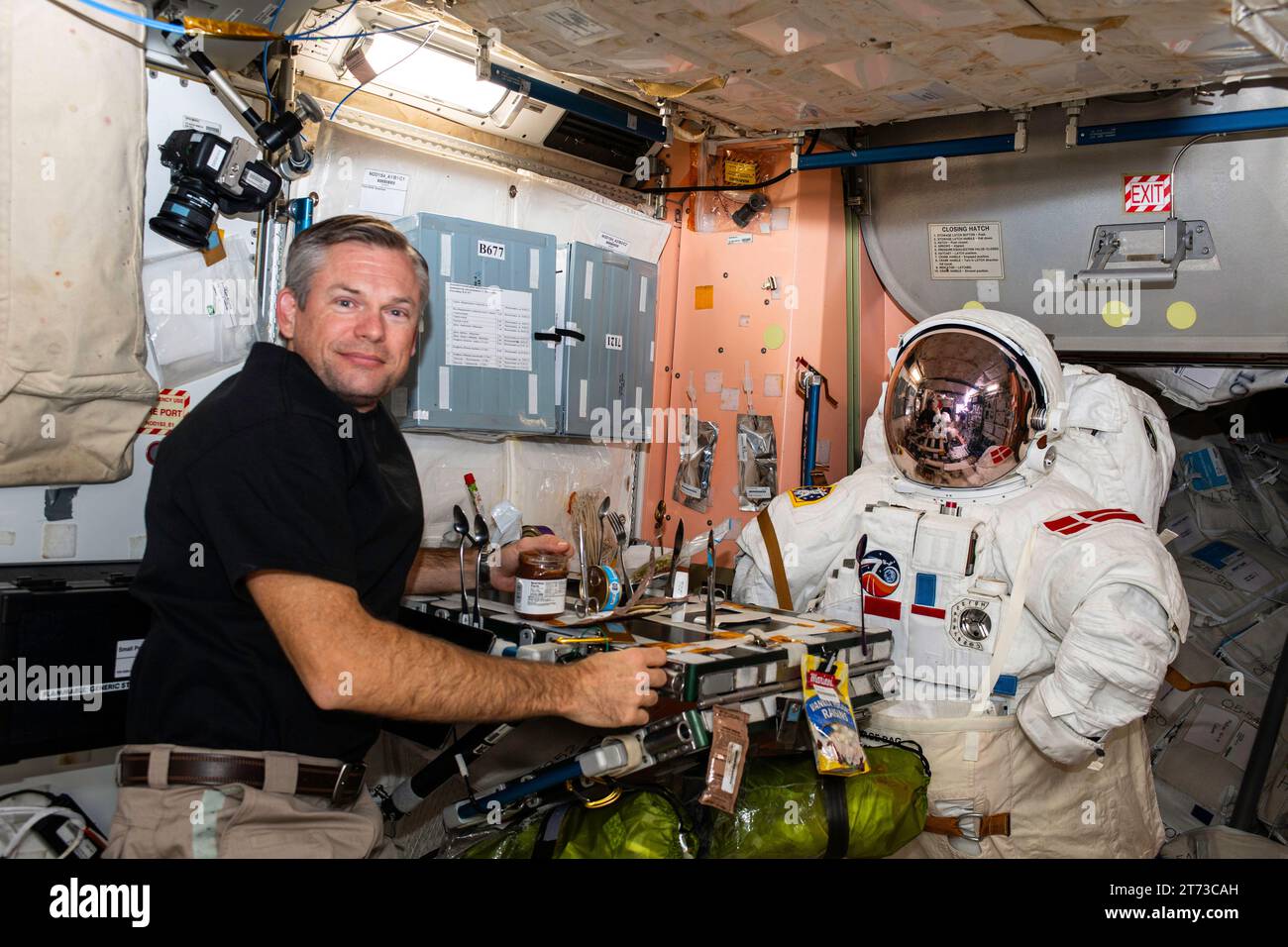 ISS - 07 novembre 2023 - astronauta danese ESA (Agenzia spaziale europea) e comandante della spedizione 70 Andreas Mogensen posa per un ritratto giocoso con un Foto Stock