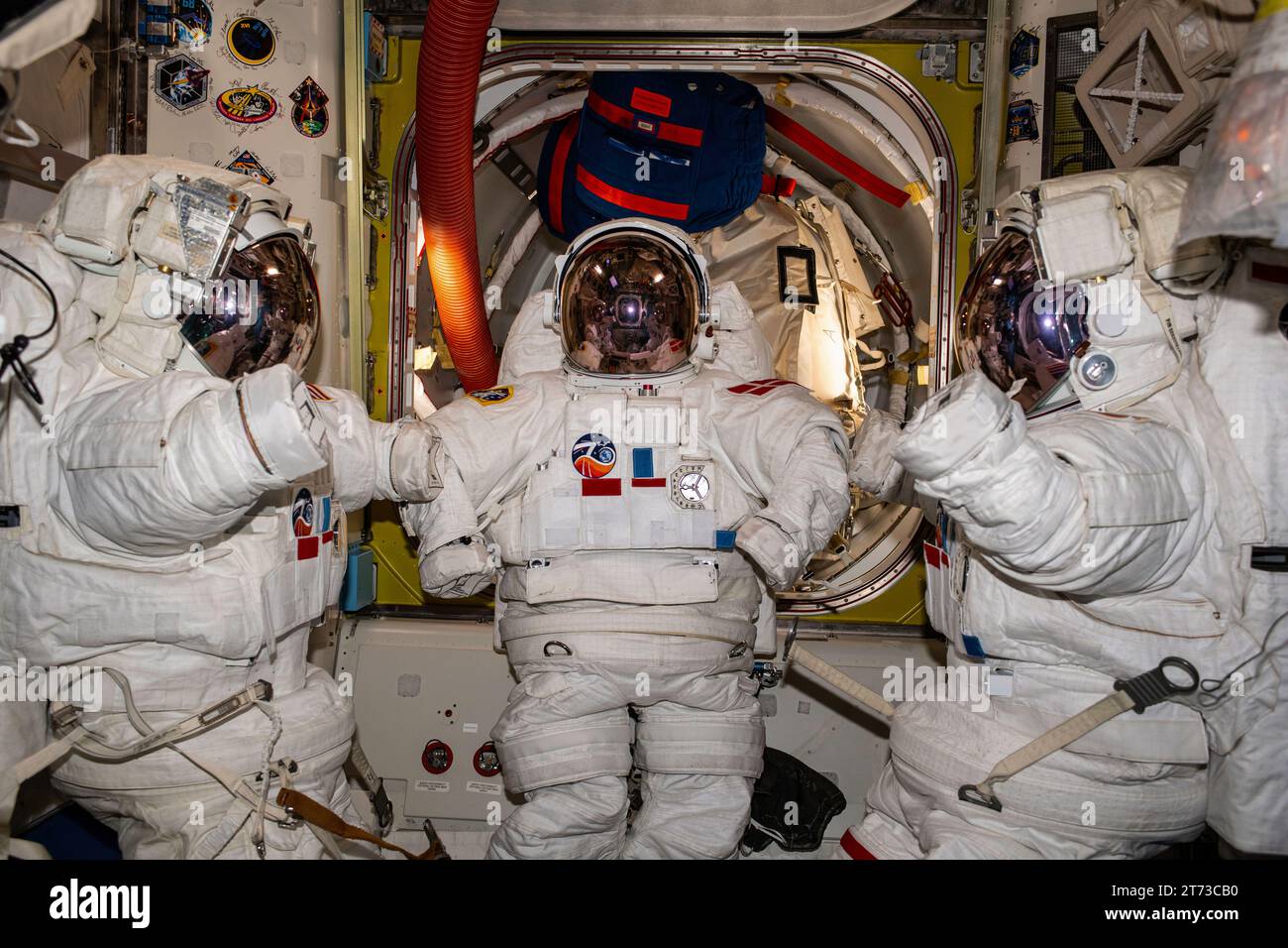 ISS - 07 novembre 2023 - tre tute spaziali quasi assemblate, con i loro guanti scollegati, sono raffigurate all'interno della missione ai della stazione spaziale Internazionale Foto Stock