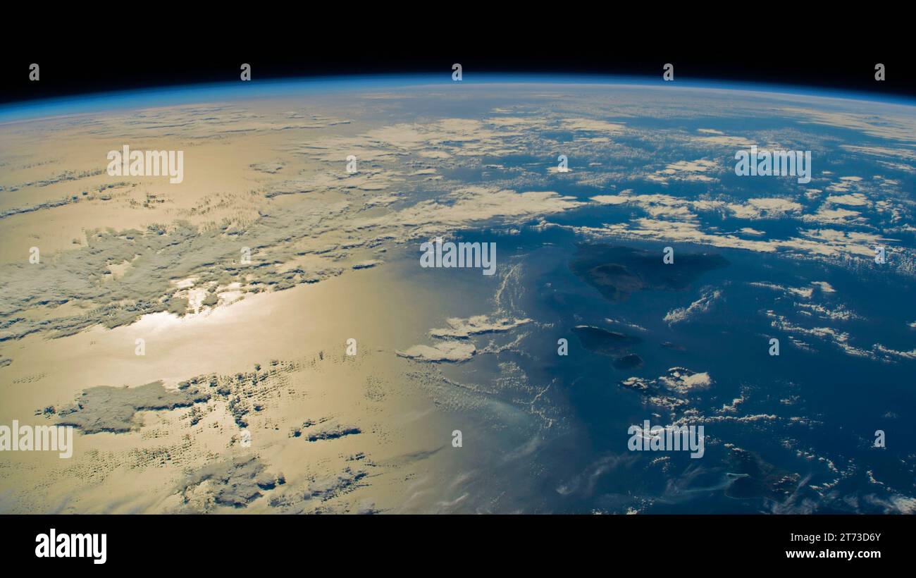 TERRA - 02 novembre 2023 - lo scintillio del sole attraversa l'Oceano Pacifico in questa foto dalla stazione spaziale Internazionale mentre orbitava per 259 km Foto Stock