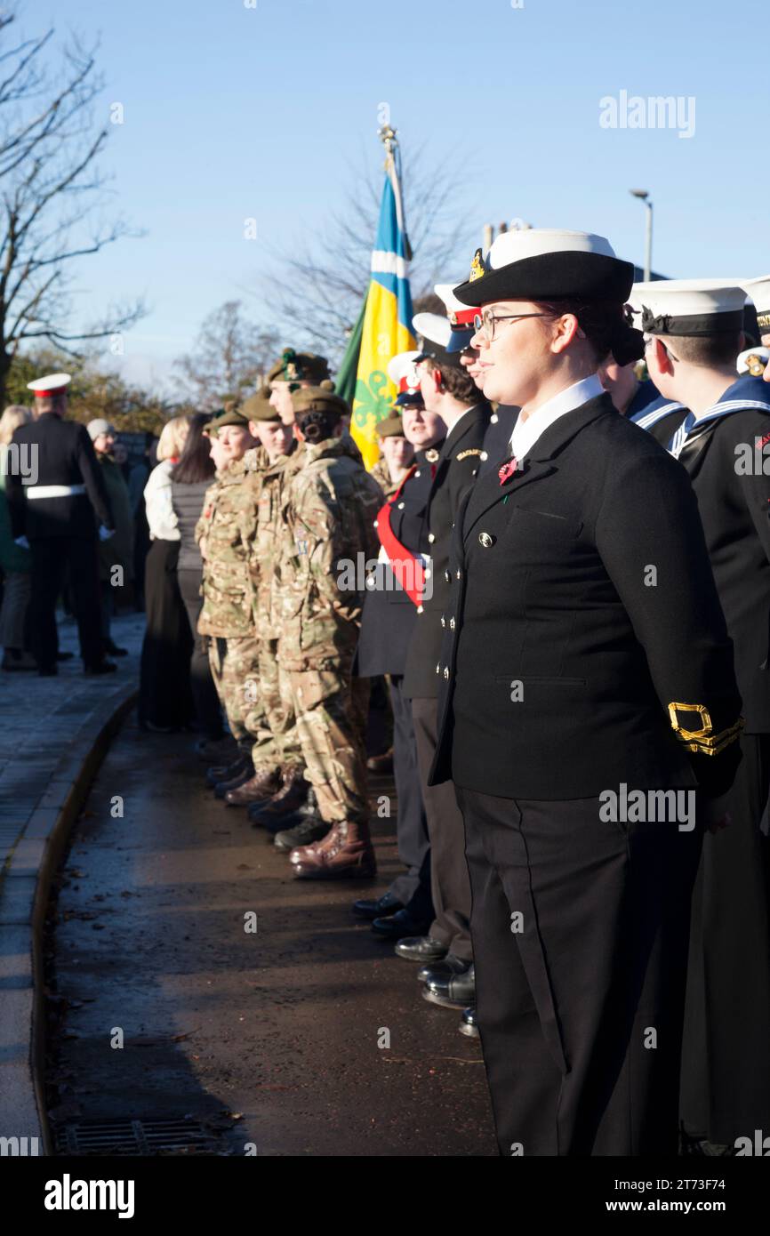 Sea Cadets al Remembrance Service, Helensburgh, 2023 si schierò per le ispezioni insieme ai cadetti dell'esercito. Foto Stock