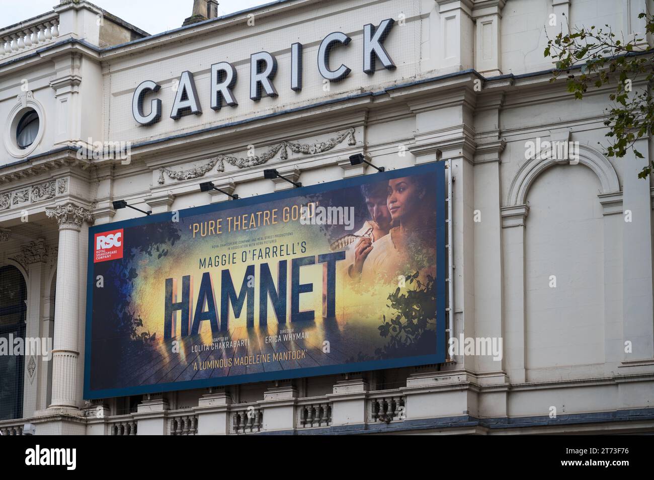 Poster pubblicitario sulla facciata anteriore del Garrick Theatre, Charing Cross Road, Londra, Inghilterra, Regno Unito Foto Stock