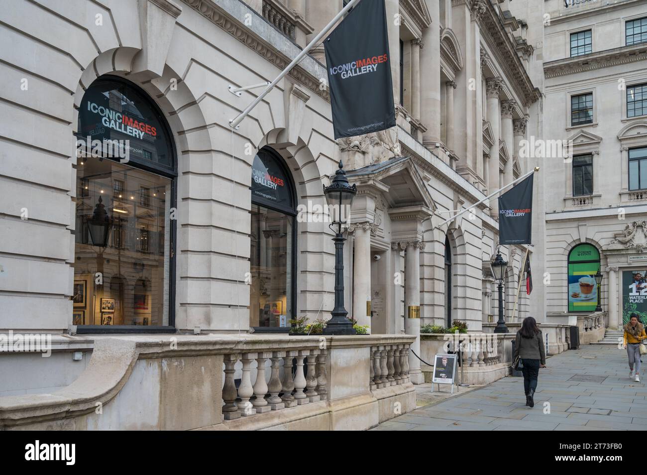 Galleria delle immagini iconiche - Piccadilly. Una galleria specializzata in stampe fotografiche in edizione limitata. Waterloo Place, St. James's, Londra, Regno Unito Foto Stock