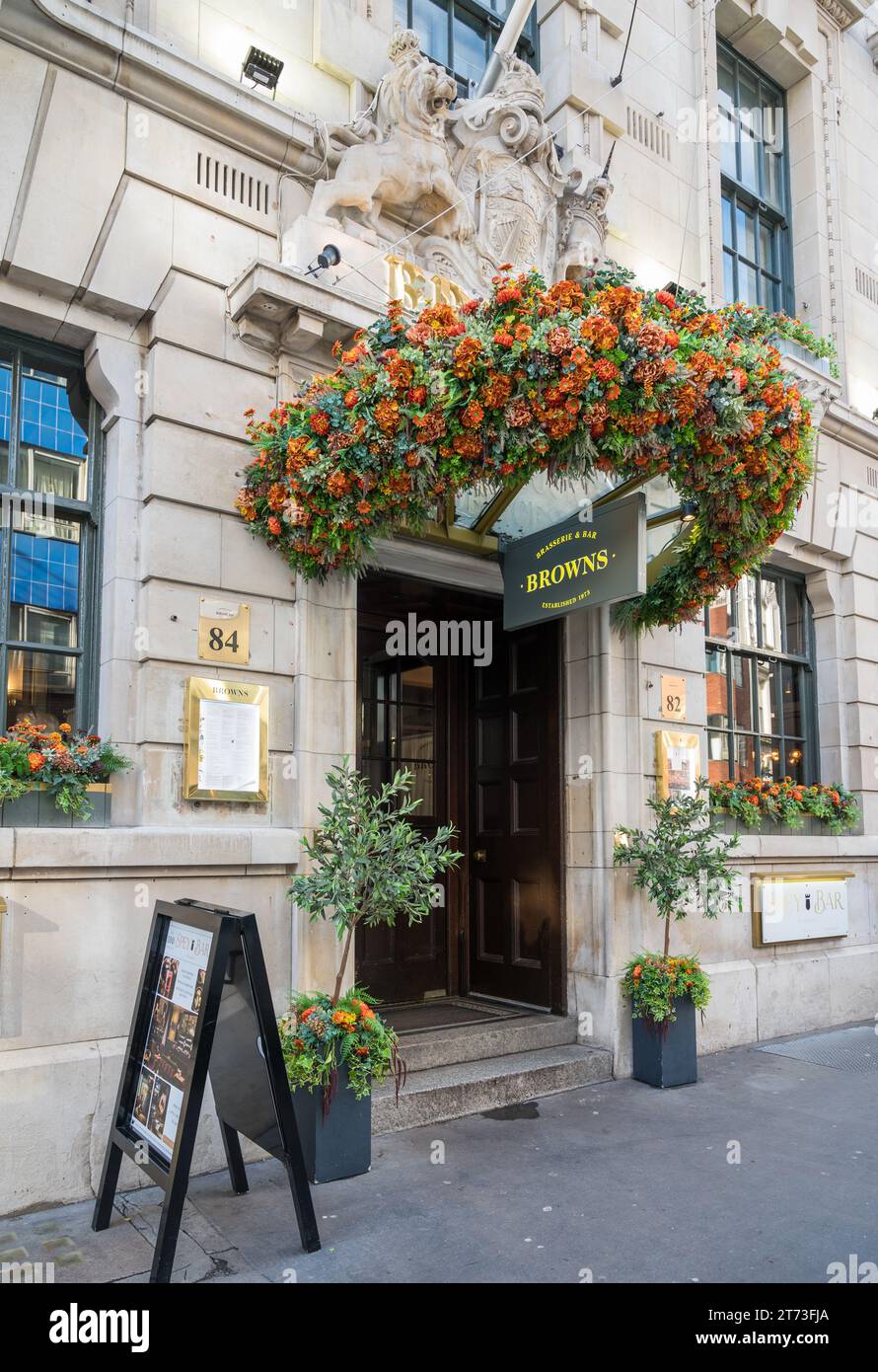 Ingresso al Browns Covent Garden, una brasserie e bar della catena britannica aperta tutto il giorno su St Martin's Lane, Covent Garden, Londra, Inghilterra, Regno Unito Foto Stock