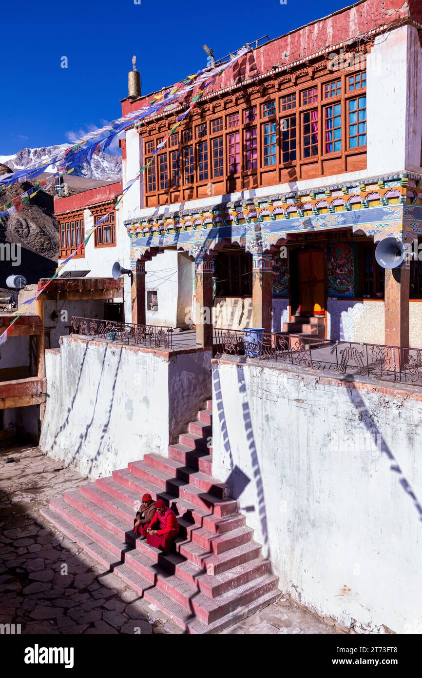 Due monaci seduti sulle scale per il monastero di Korzok, Korzok, Ladakh, India Foto Stock
