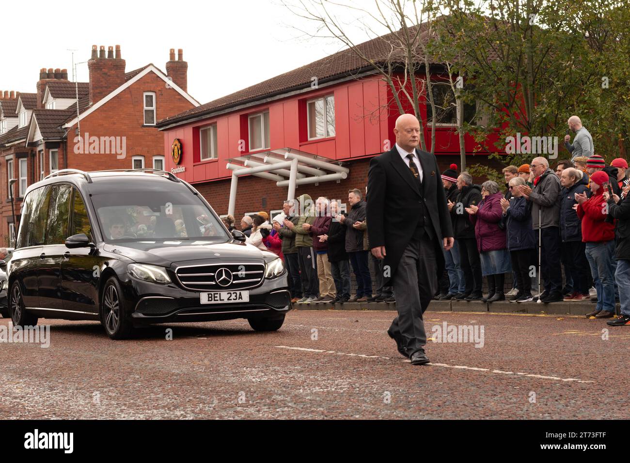 Processione funebre di Sir Bobby Charlton che arriva allo stadio di calcio Old Trafford Manchester United. Manchester Regno Unito Foto Stock