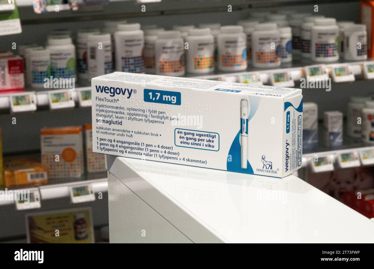 Confezione di Wegovy (semaglutide) farmaco iniettabile con prescrizione medica, farmaco per perdita di peso da Novo Nordisk AS. Scaffali del negozio di farmacia sullo sfondo. Foto Stock