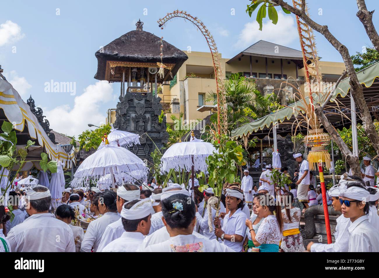 Bali, Indonesia: 17 agosto 2020: Persone durante il rituale Melasti. La cerimonia si svolge per le strade con lo scopo di purificarsi da tutte le cose cattive in Foto Stock