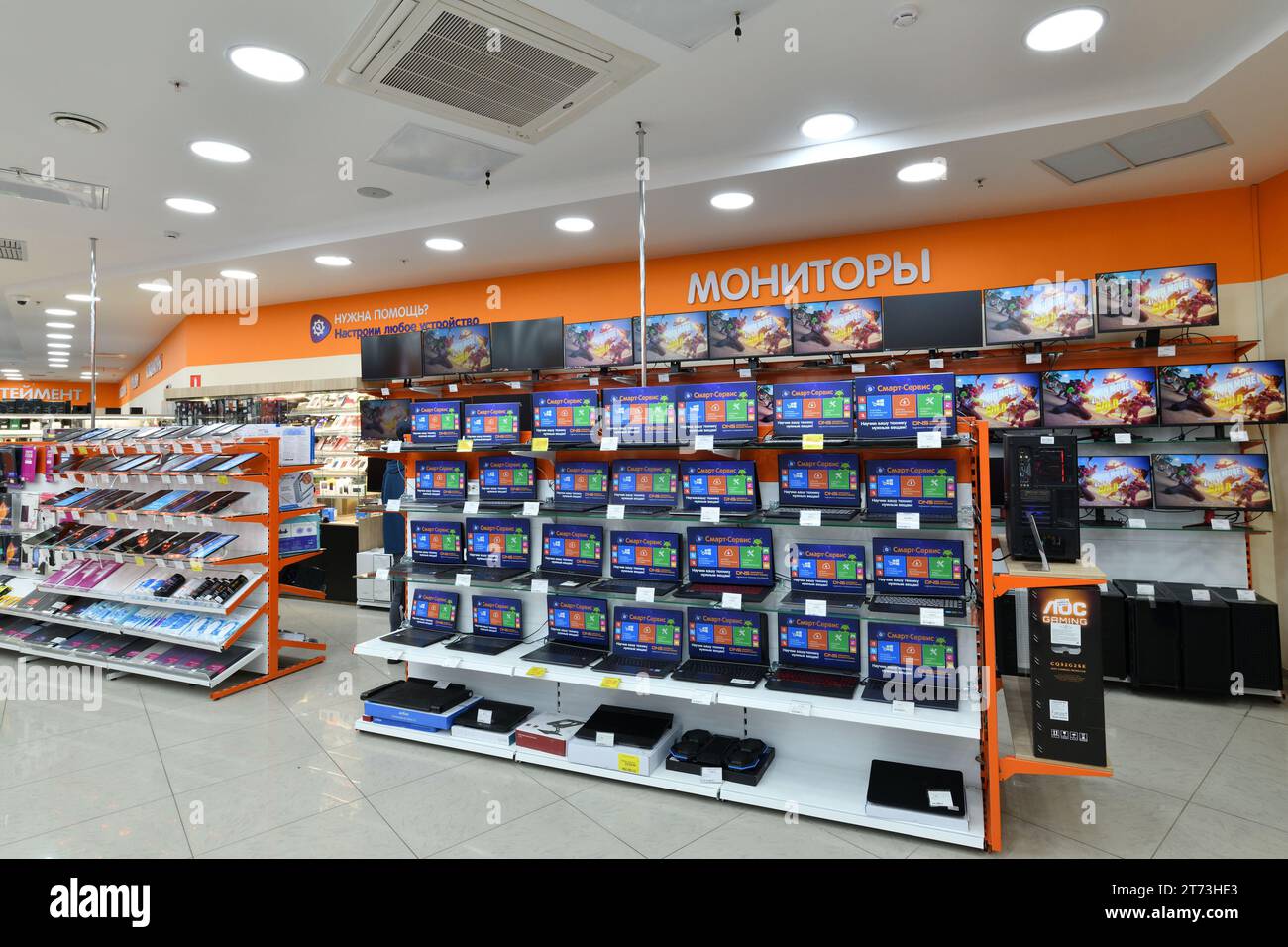 Mosca, Russia - 11 novembre. 2023. Laptop, monitor e tablet nel negozio di rete DNS che vende elettrodomestici a Zelenograd Foto Stock