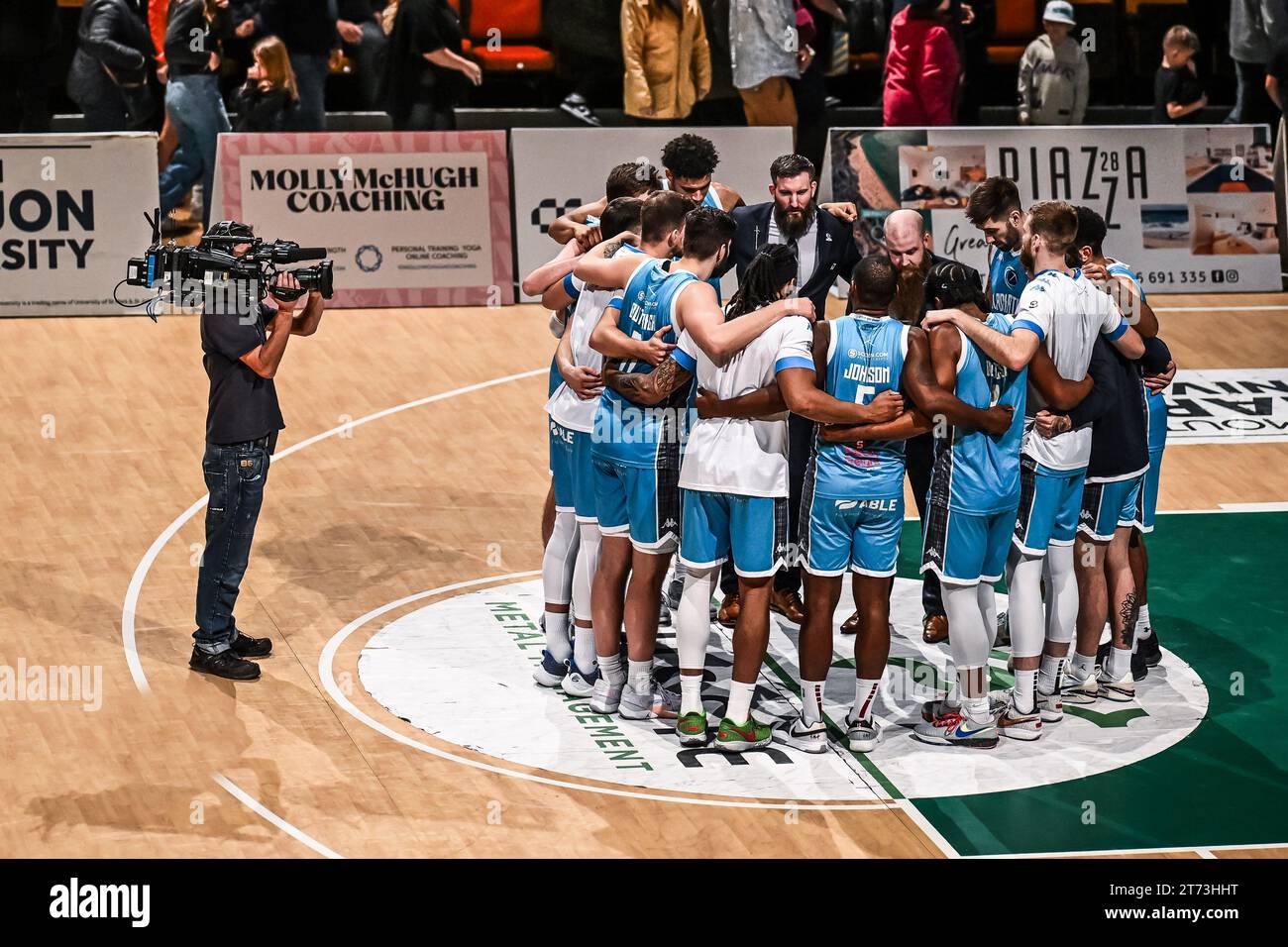 La squadra dei Caledonia Gladiators si allea dopo la vittoria alla fine della partita del campionato di pallacanestro britannico Plymouth City Patriots vs Caledonia Gladiators al Plymouth Pavilions, Plymouth, Regno Unito, 3 novembre 2023 (foto di Craig Thomas/News Images) Foto Stock