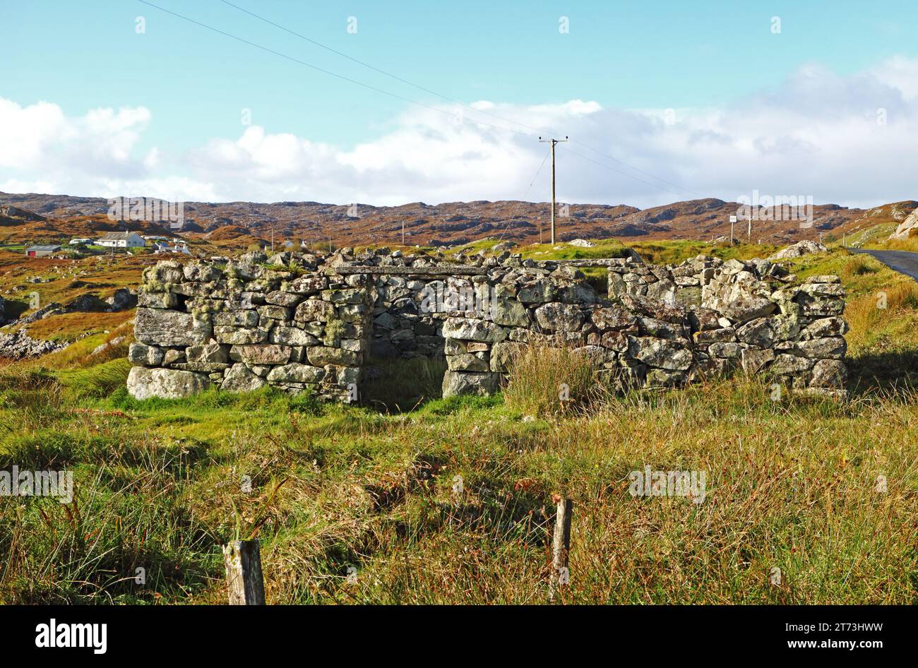I resti di un piccolo edificio croft probabilmente abbandonato a causa delle autorizzazioni della Golden Road sull'Isola di Harris, Ebridi esterne, Scozia. Foto Stock