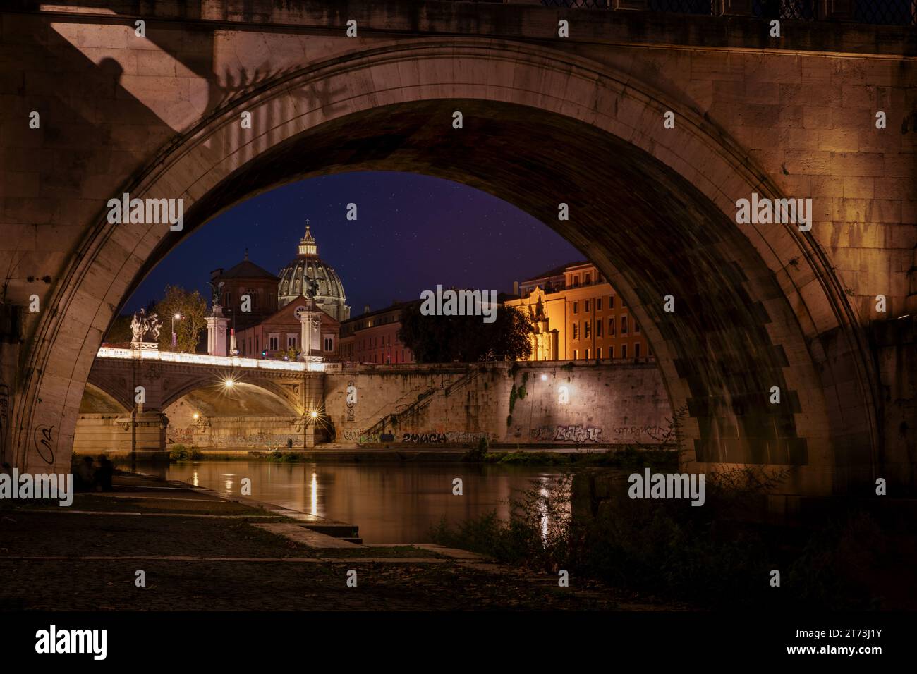 La Basilica di San Pietro con Sant'Angelo il ponte sul Tevere al tramonto, Roma, Italia Foto Stock