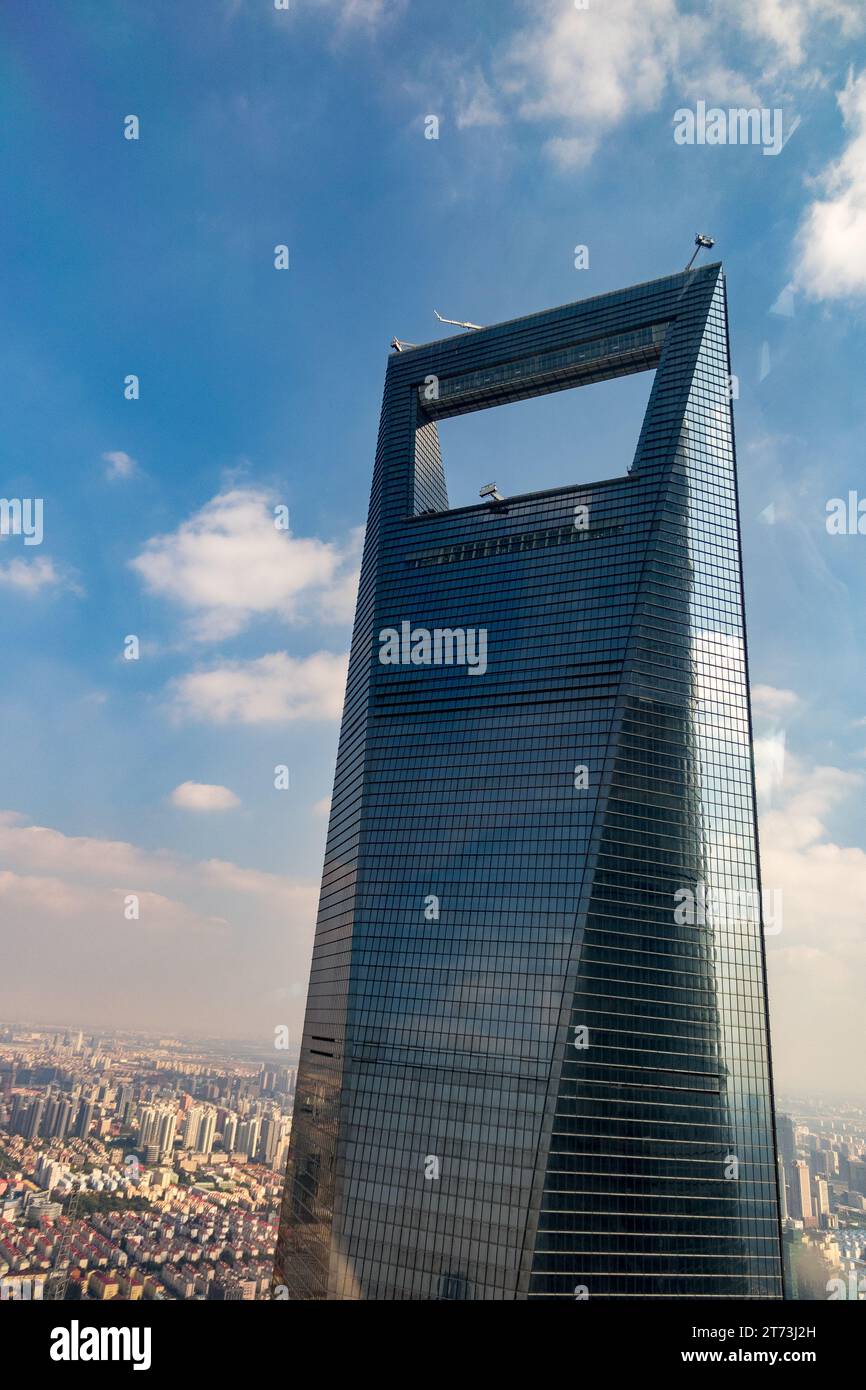 Lo Shanghai World Financial Center è un grattacielo superalto situato nel quartiere Pudong di Shanghai. È stato progettato da Kohn Pedersen Fox e dev Foto Stock Lo Shanghai World Financial Center è un grattacielo superalto situato nel quartiere Pudong di Shanghai. È stato progettato da Kohn Pedersen Fox e dev Foto Stock