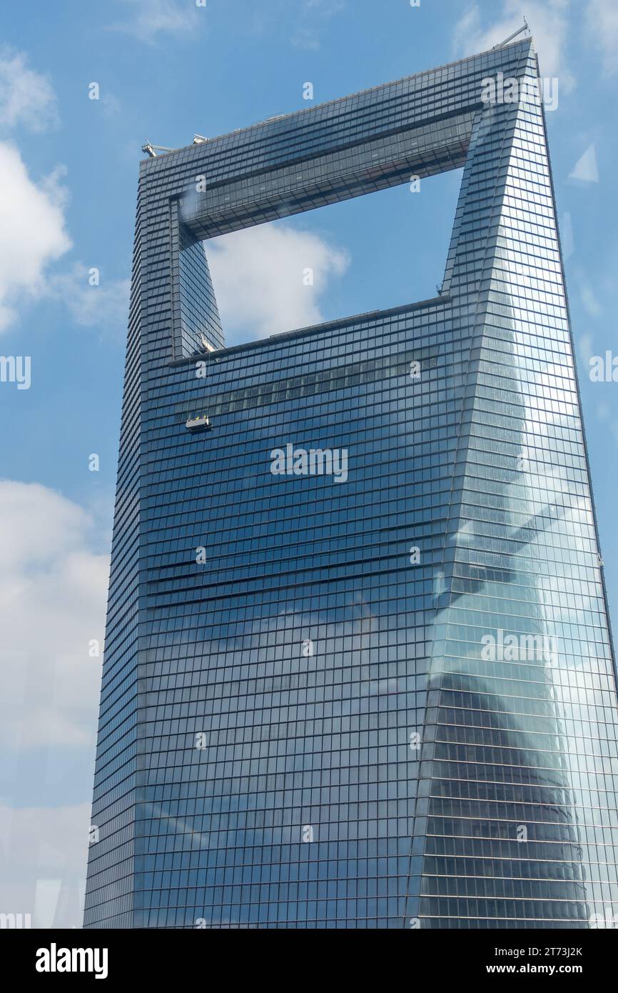 Lo Shanghai World Financial Center è un grattacielo superalto situato nel quartiere Pudong di Shanghai. È stato progettato da Kohn Pedersen Fox e dev Foto Stock Lo Shanghai World Financial Center è un grattacielo superalto situato nel quartiere Pudong di Shanghai. È stato progettato da Kohn Pedersen Fox e dev Foto Stock