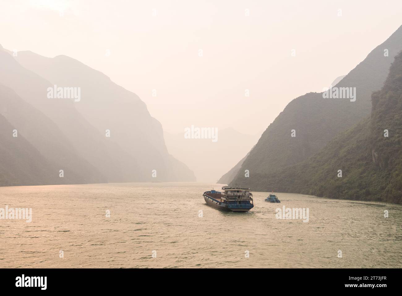 Barche a vela in lontananza sul fiume Yangtze. Foto Stock