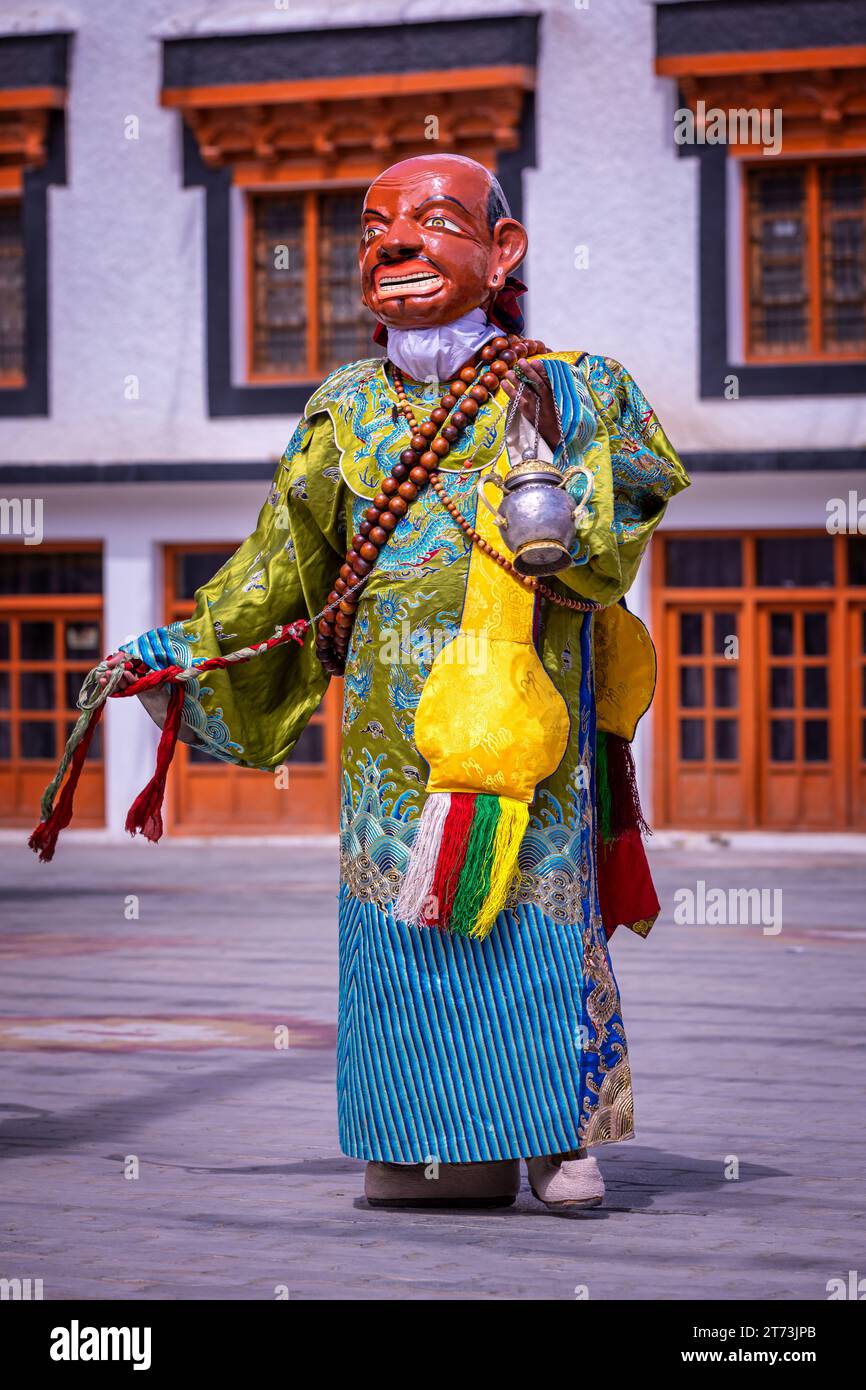 Danza Cham eseguita da un monaco al Tempio di Ladakh Jo Khang, Leh, Ladakh, Kashmir, India Foto Stock