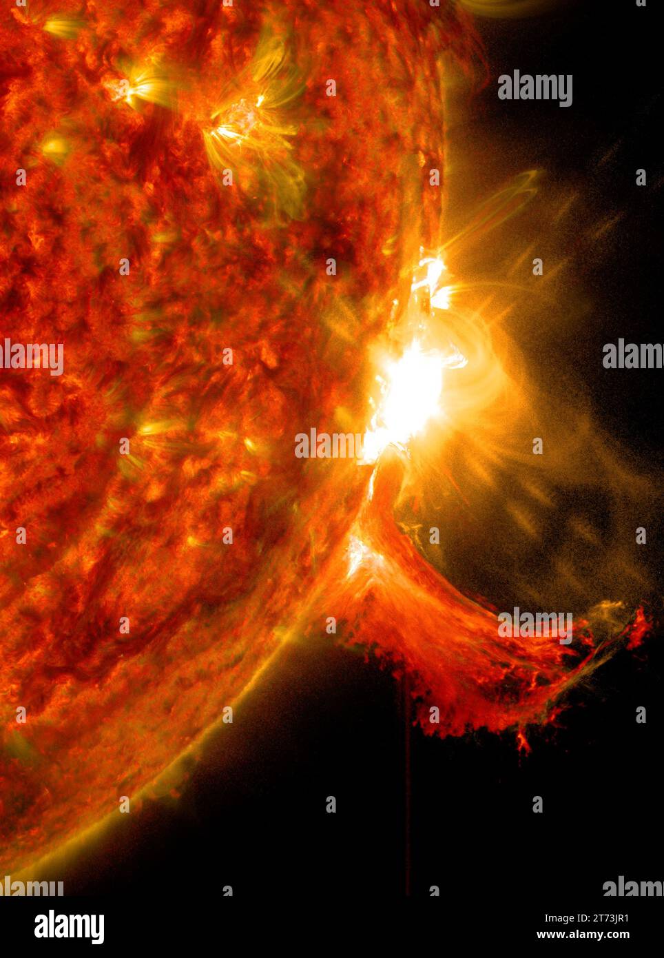Il Solar Dynamics Observatory della NASA ha catturato queste immagini di un bagliore solare il 2 ottobre 2014. Il bagliore solare è il luminoso lampo di luce sulla destra Foto Stock