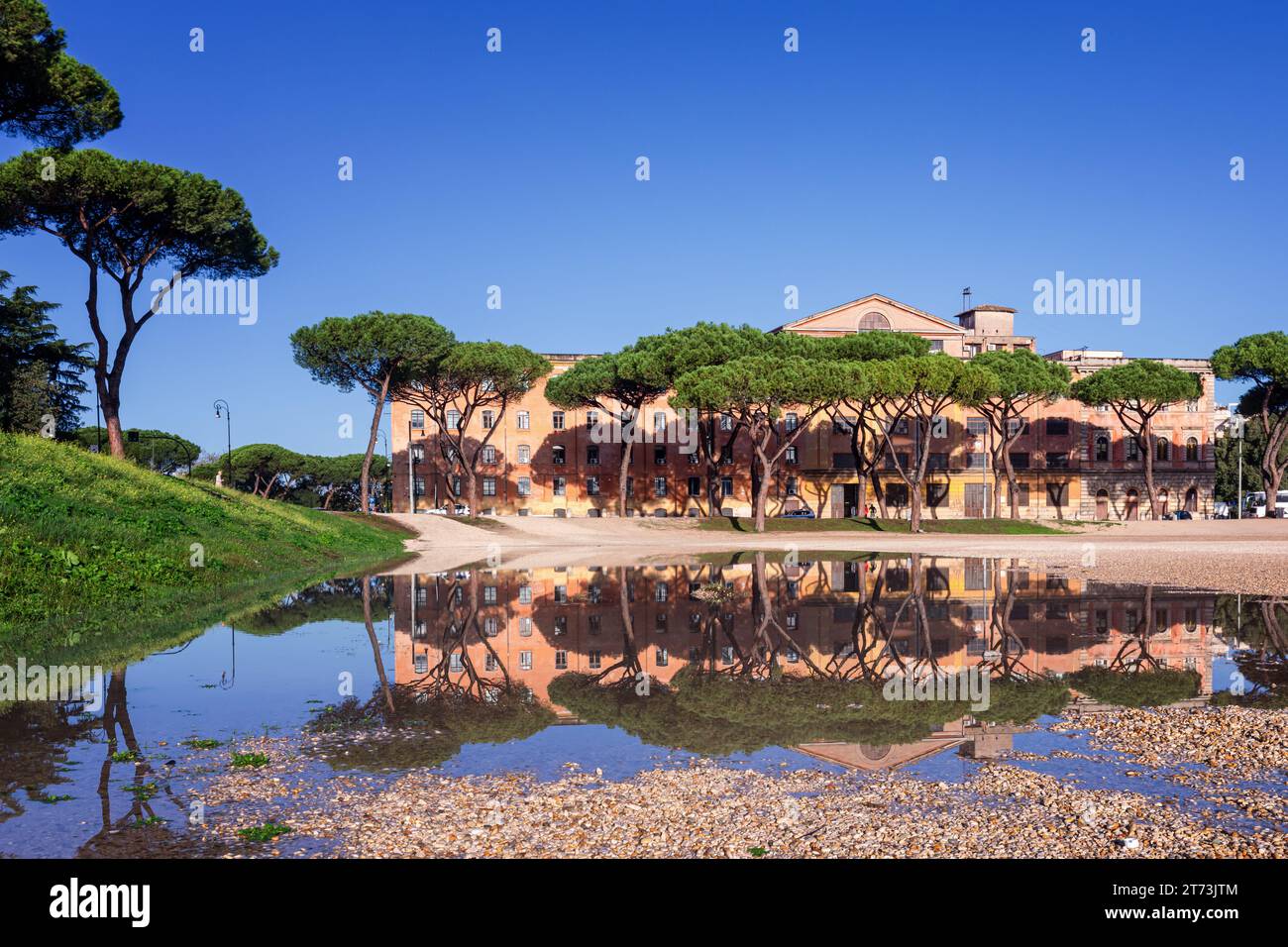Riflesso di un edificio in una piscina d'acqua al Circo massimo, Roma, Lazio, Italia Foto Stock